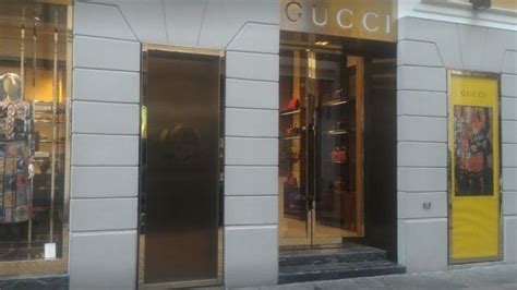 Varese, spaccata alla boutique Gucci: ladri in fuga con 